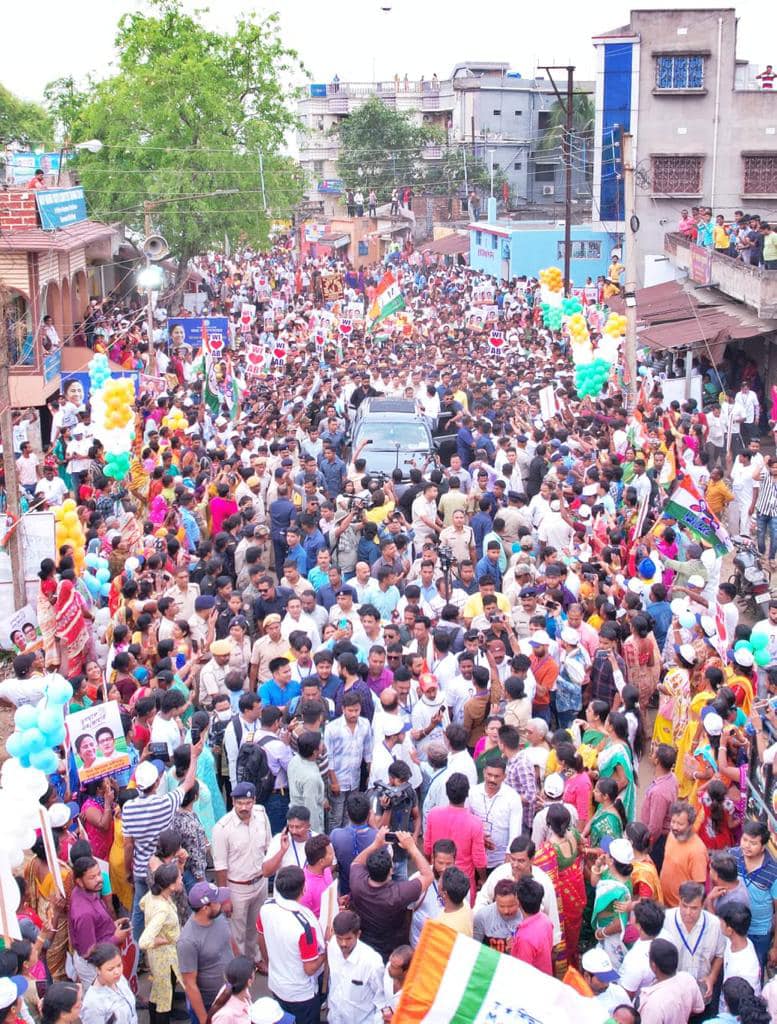 TMCNaboJowar's tweet photo. Shri Abhishek Banerjee's roadshow in Raniganj, Paschim Bardhaman amassed unwavering support from the locals on Day 23 of #JonoSanjogYatra

#TrinamooleNaboJowar https://t.co/EJ8EEWhuVf