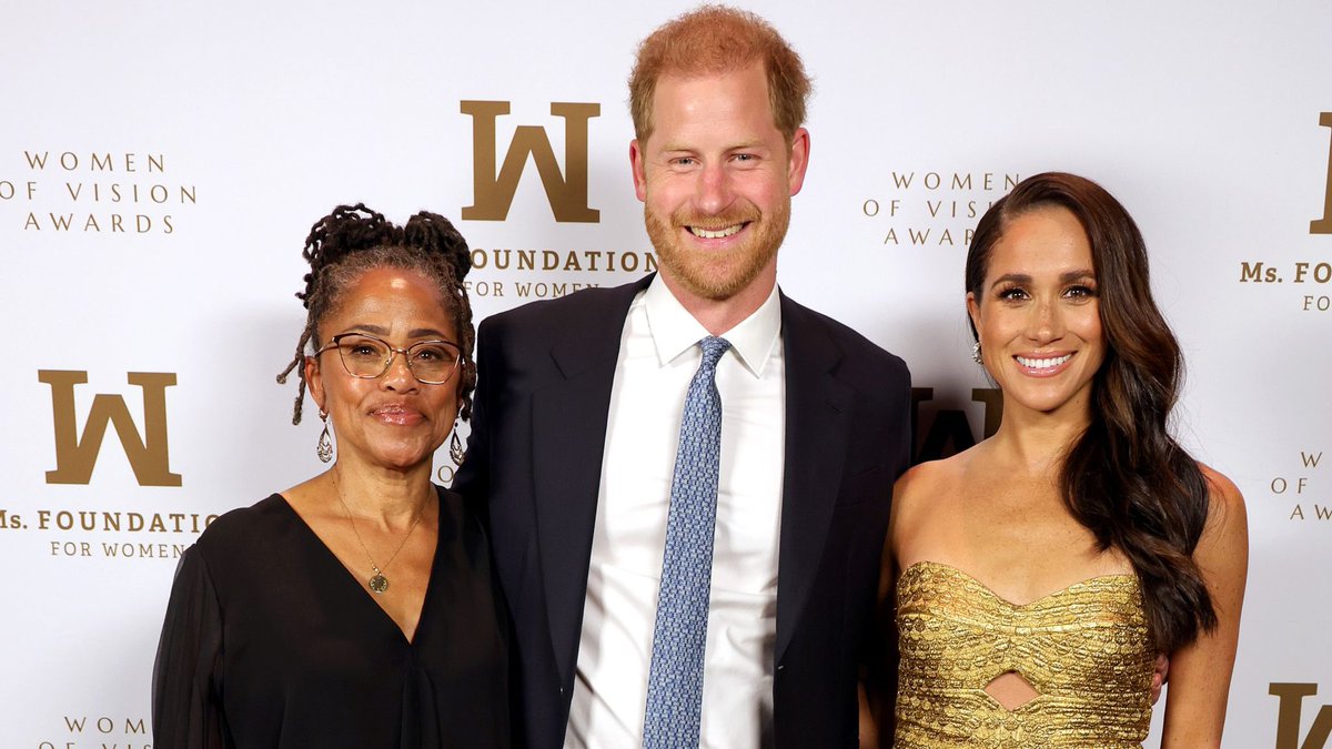 Phil_Lewis_'s tweet image. Prince Harry, his wife Meghan and her mother were involved in a "near catastrophic" car chase after being followed by paparazzi, according to his spokesperson.

news.sky.com/story/prince-h…