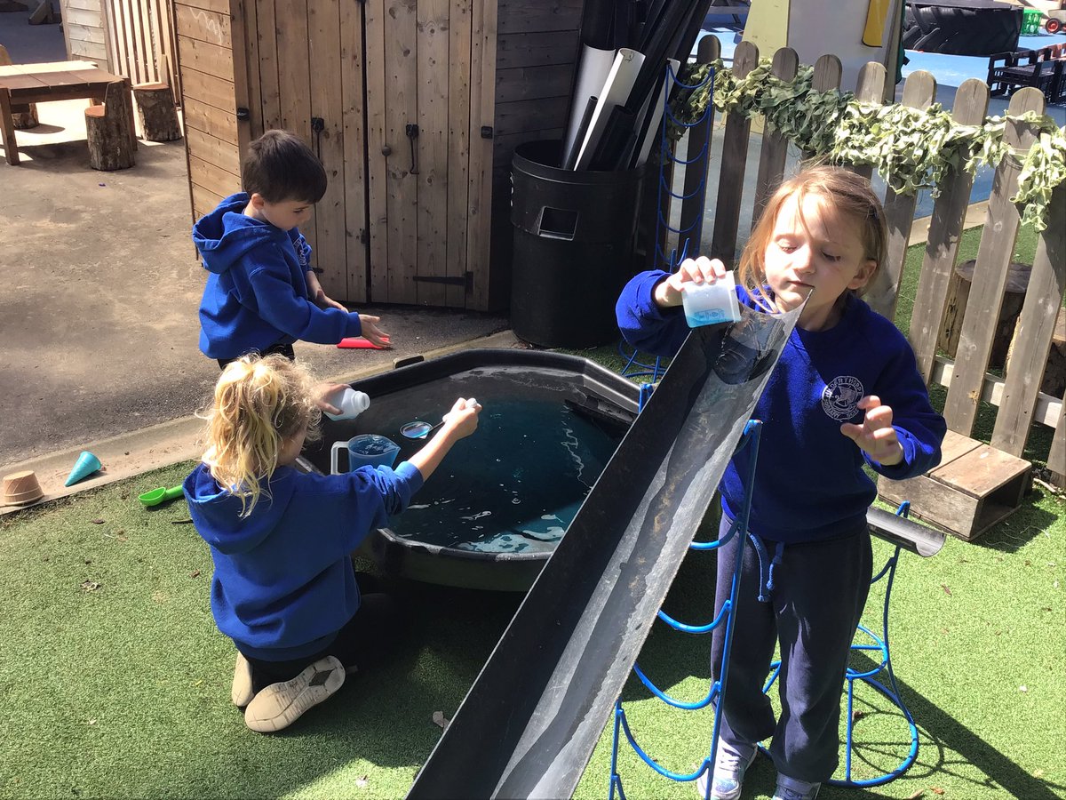 HilderthorpeSch's tweet photo. Red Class have been enjoying the beautiful weather and have been having lots of fun playing with water! #hildsci #hildeyfs https://t.co/SUeqHhinnL