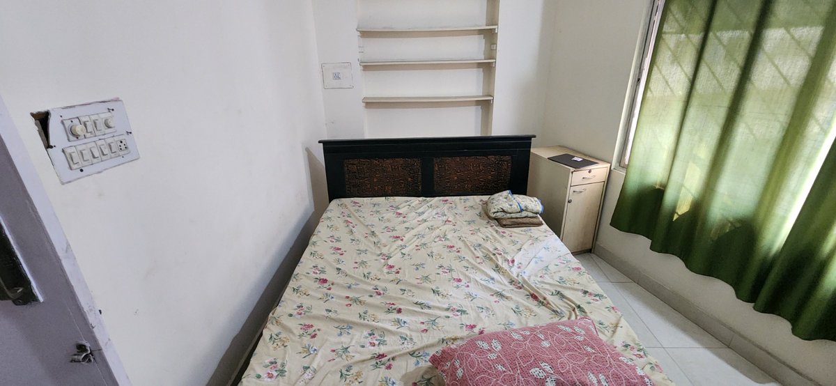 sthamaggu's tweet photo. Hello hello! A friend is looking for a flatmate. It is a 2BHK flat in Indiranagar, immediately adjoining 100 ft road. The room is furnished with a bed, mattress and wardrobes and the washroom is attached. Please do DM for more details. 🌸
@fmrbangalore
@BangaloreRoomi https://t.co/6tA4pI3dug