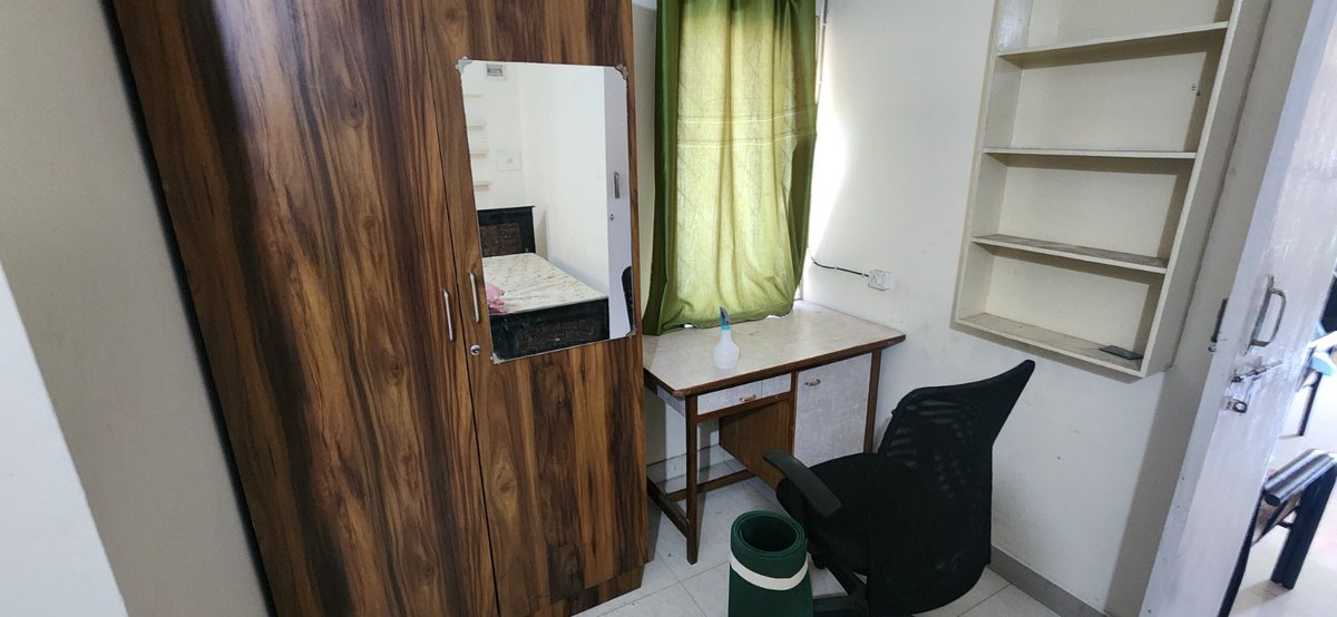 sthamaggu's tweet photo. Hello hello! A friend is looking for a flatmate. It is a 2BHK flat in Indiranagar, immediately adjoining 100 ft road. The room is furnished with a bed, mattress and wardrobes and the washroom is attached. Please do DM for more details. 🌸
@fmrbangalore
@BangaloreRoomi https://t.co/6tA4pI3dug