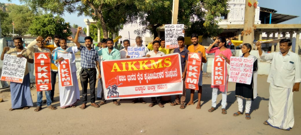 ದೆಹಲಿಯಲ್ಲಿ   ನಡೆಯುತ್ತಿರುವ ಮಹಿಳಾ ಕ್ರೀಡಾಪಟುಗಳ ಹೋರಾಟಕ್ಕೆ ಬೆಂಬಲಿಸಿ ಮತ್ತು WFI ನ ಅಧ್ಯಕ್ಷ ಬ್ರಿಜ್ ಭೂಷಣ್ ಸಿಂಗ್ ರ ವಿರುದ್ಧ ಕ್ರಮ ಕೈಗೊಳ್ಳಲು ಆಗ್ರಹಿಸಿ ಎ ಐ ಕೆ ಕೆ ಎಂ ಎಸ್ ರೈತ ಸಂಘಟನೆ ವತಿಯಿಂದ ಇಂದು ಕುರುಗೋಡಿನಲ್ಲಿ  ಪ್ರತಿಭಟನೆ ಮಾಡಲಾಯಿತು.