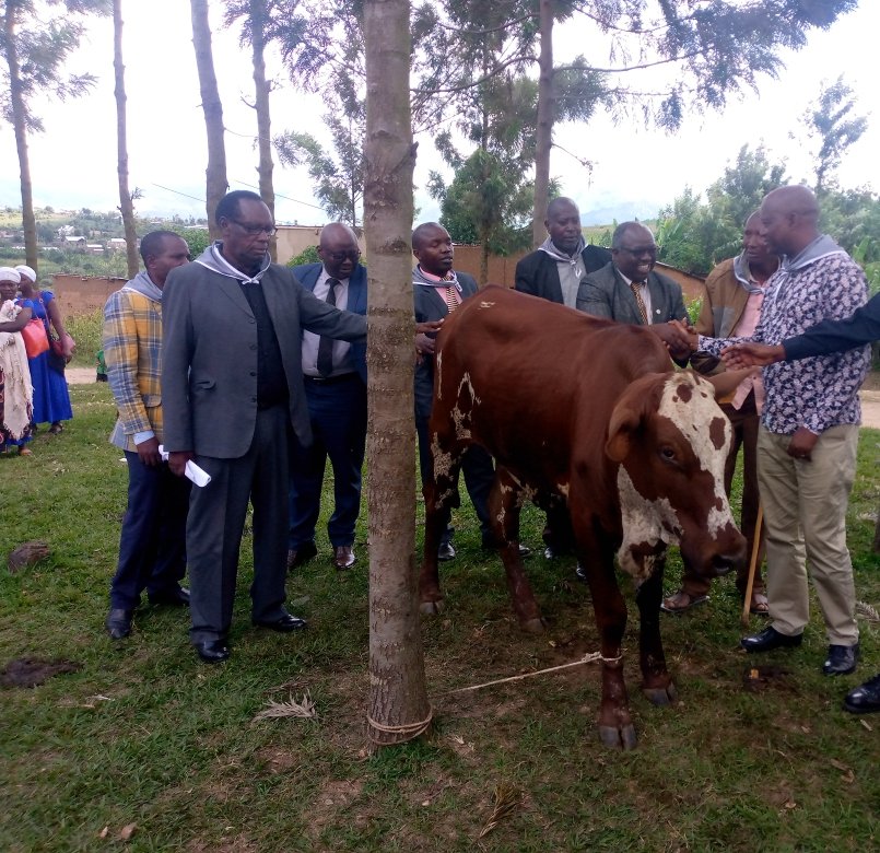 TabagweSector's tweet image. #TabagweSec on 17May2023 Ubuyobozi bw'Umurenge inzego z'umutekano,Itore #ADEPR Paroise Ntoma habereye Umuhango wo Kwibuka kunshuro ya 29 Jenoside yakorewe abatutsi mu 1994.
Mur'uwomuhango abakirisitu n'abaturage bahawe ikiganiro #AmatekaYaJenoside ndetse haremewe umwe mubarokotse