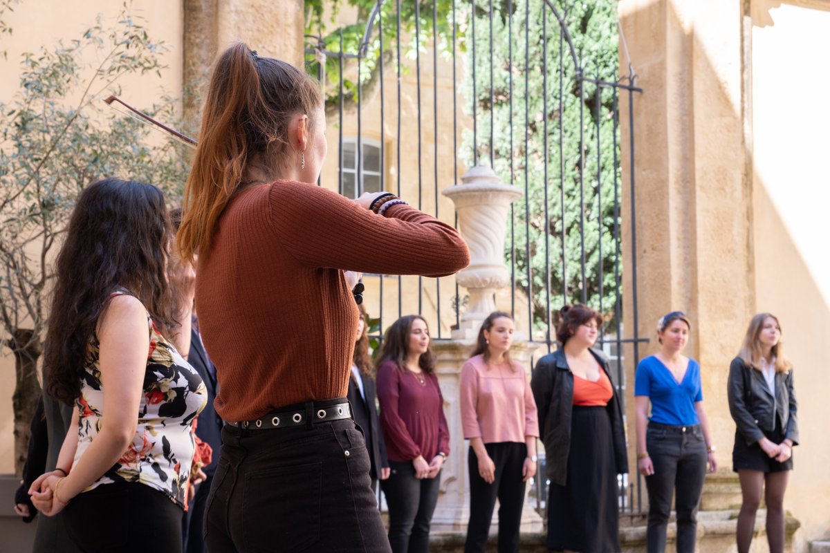 Balade musicale 🎶 | Samedi dernier, l'Ensemble Vocal d'@univamu s'est baladé et produit dans des lieux emblématiques d'<a href="/aixmaville/">Aix-en-Provence</a>. L'#IMPGT a eu le plaisir de les recevoir, dans la cour Kéramidas, de l'Hôtel Maynier d'Oppède. Retour en images ! 👇
#culture