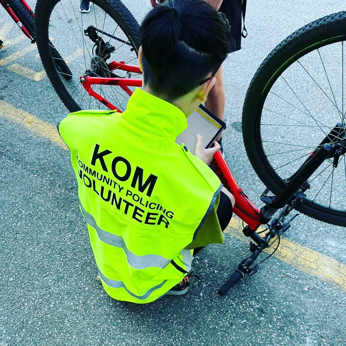 KOMCPC's tweet image. We have been busy little bees lately! So much we&apos;ve forgotten to post and show you! 🐝🚵‍♂️🚶‍♂️😃

Take a look at the #KOMCPC out patrolling your community and holding a #Project529 in #PointGreySecondarySchool! 

#VanCommunityPolicing
@Project529BC @VancouverPD @marpolevillage