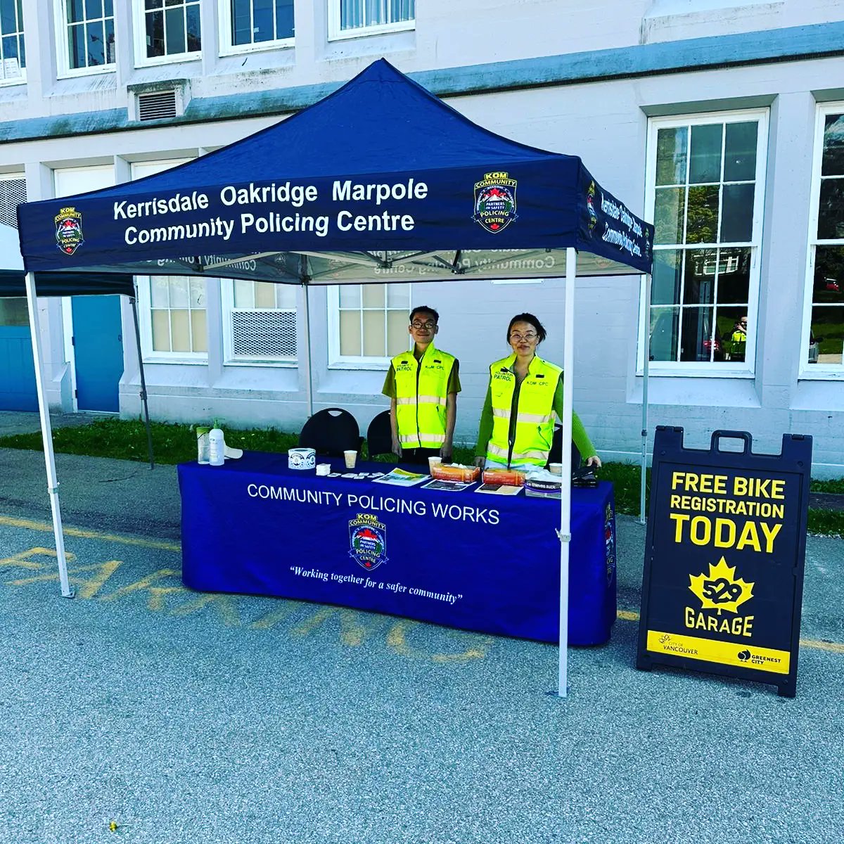 KOMCPC's tweet image. We have been busy little bees lately! So much we&apos;ve forgotten to post and show you! 🐝🚵‍♂️🚶‍♂️😃

Take a look at the #KOMCPC out patrolling your community and holding a #Project529 in #PointGreySecondarySchool! 

#VanCommunityPolicing
@Project529BC @VancouverPD @marpolevillage