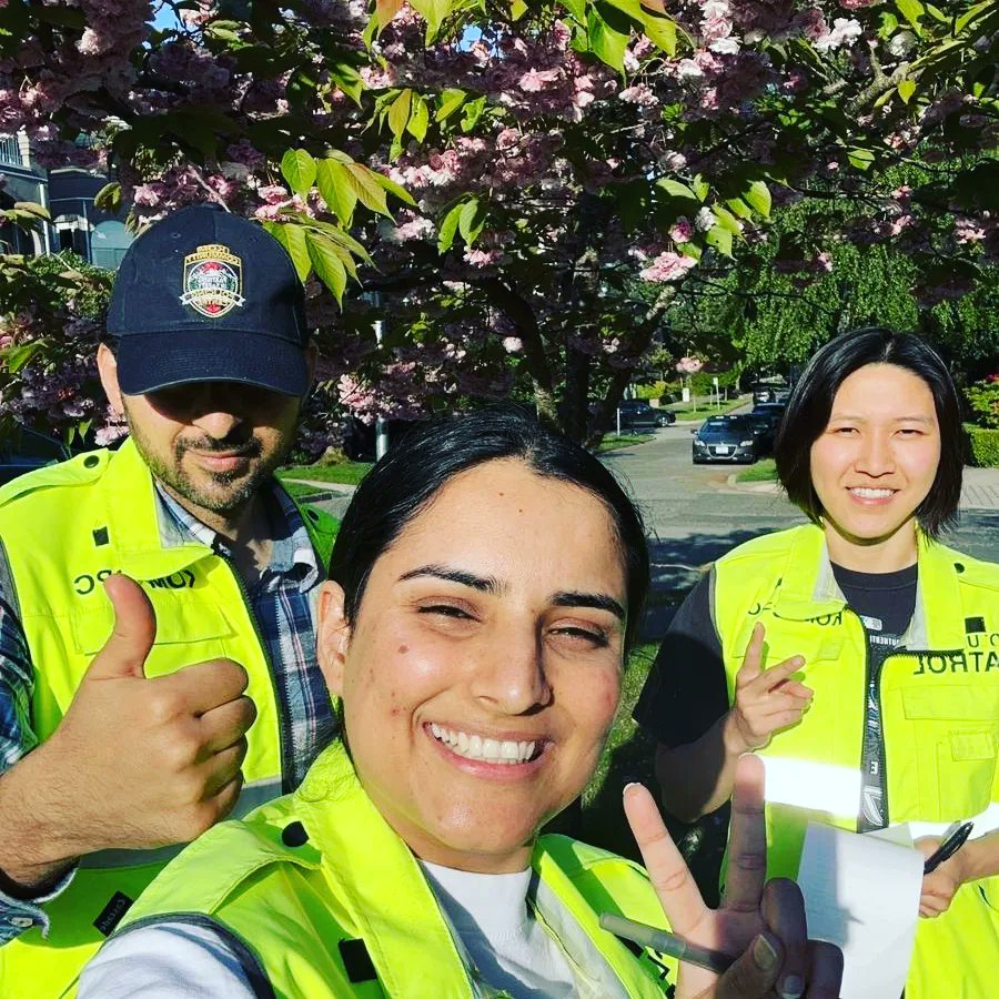 KOMCPC's tweet image. We have been busy little bees lately! So much we&apos;ve forgotten to post and show you! 🐝🚵‍♂️🚶‍♂️😃

Take a look at the #KOMCPC out patrolling your community and holding a #Project529 in #PointGreySecondarySchool! 

#VanCommunityPolicing
@Project529BC @VancouverPD @marpolevillage