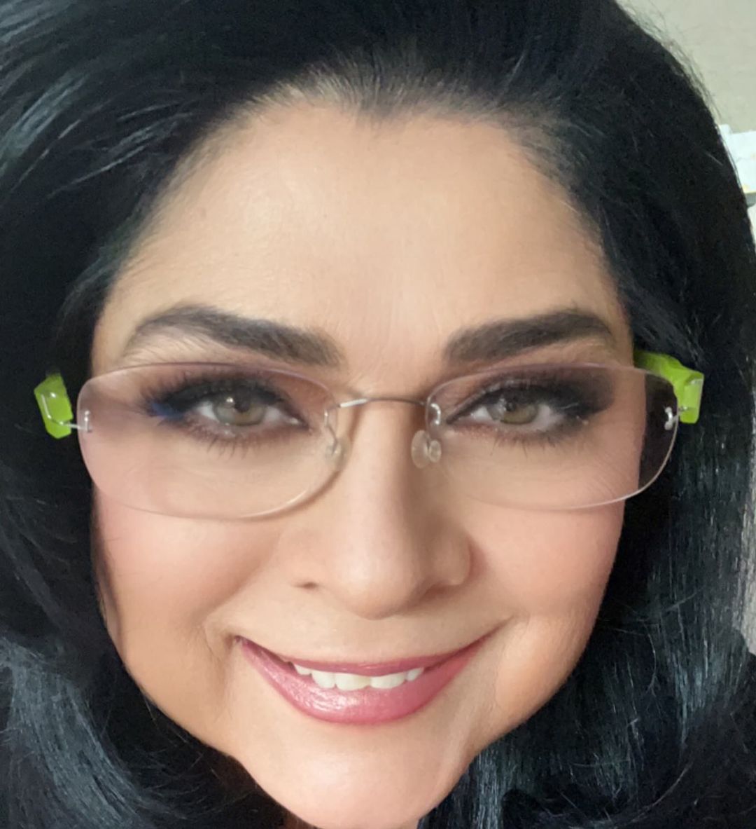 ¡Nada como empezar el día con una hermosa sonrisa igual que Victoria Ruffo! 😁 😍 

📷 victoriaruffo