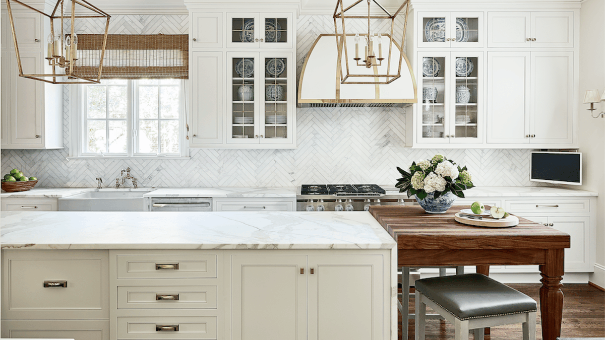 KettlerDesign's tweet image. This high-end farmhouse kitchen makes you feel right at home in an upscale kind of way. 📸 by Dustin Peck 🔸 Touchstone Fine Cabinetry 🔸 @walkerzanger tile 🔸 Harkey Tile &amp;amp; Stone countertops
#loveyourkitchen #karenkettlerdesign