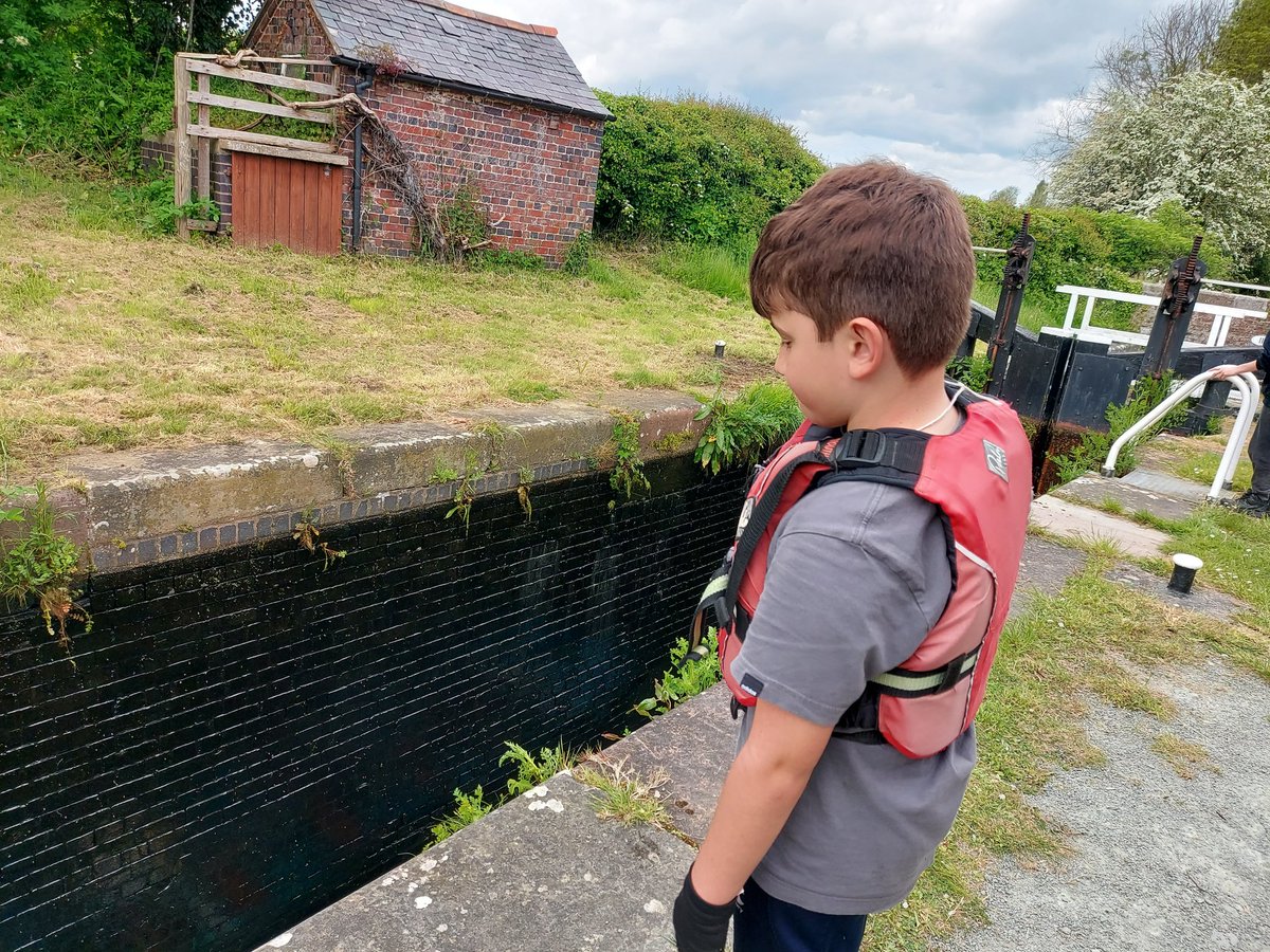 meridenprimary's tweet photo. Waiting for the lock to lower the boats #year6meriden #redridge https://t.co/sMa6DXMSu5