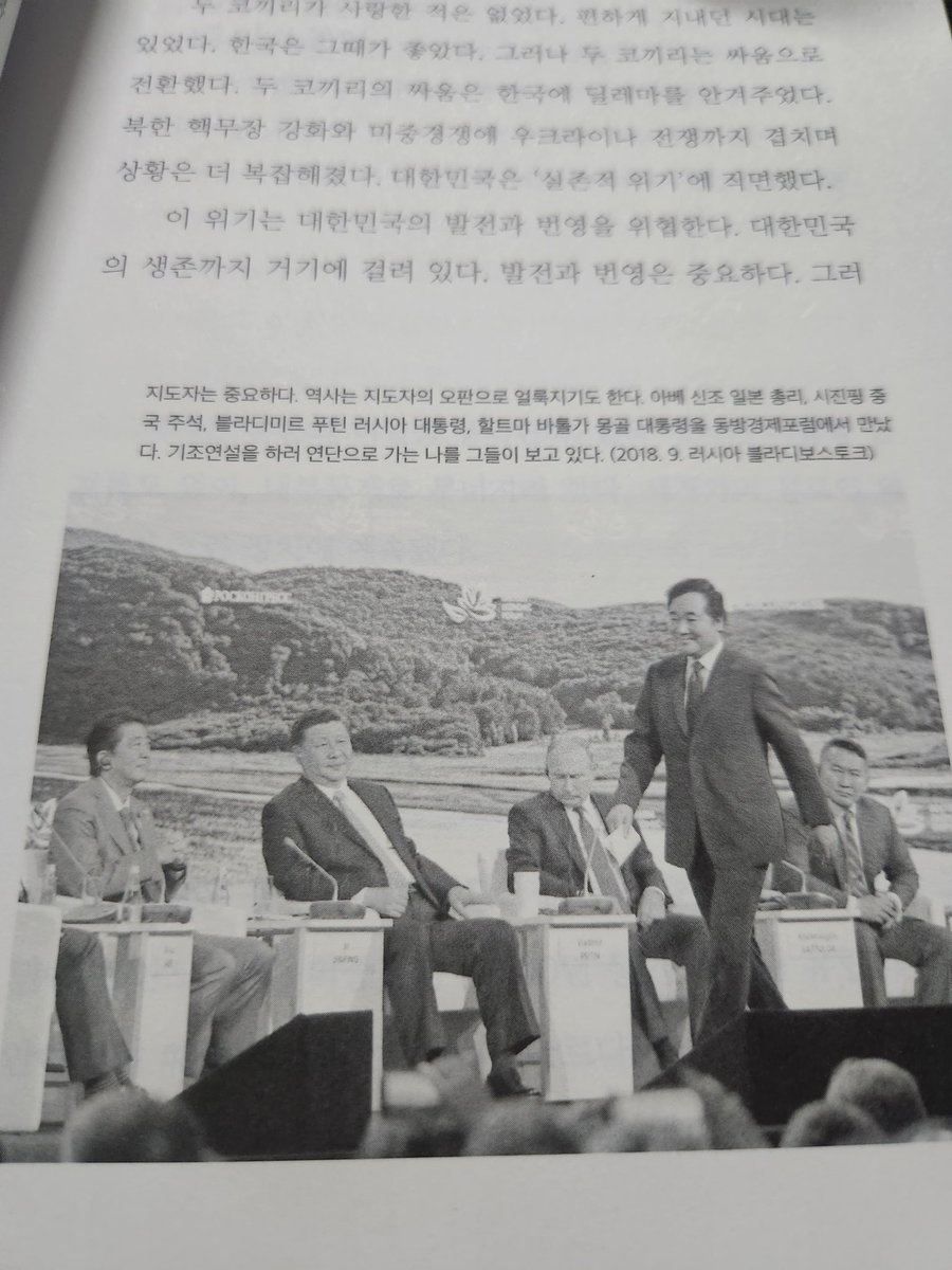 트위초보인 저를 어마무시하게 많은 분들께서 팔로우 해주셔서 감동ㅜㅜ..많은분들께 감사드립니다 .돌쇠가 자고있는 이시간이 책을볼수있는  시간이네요.