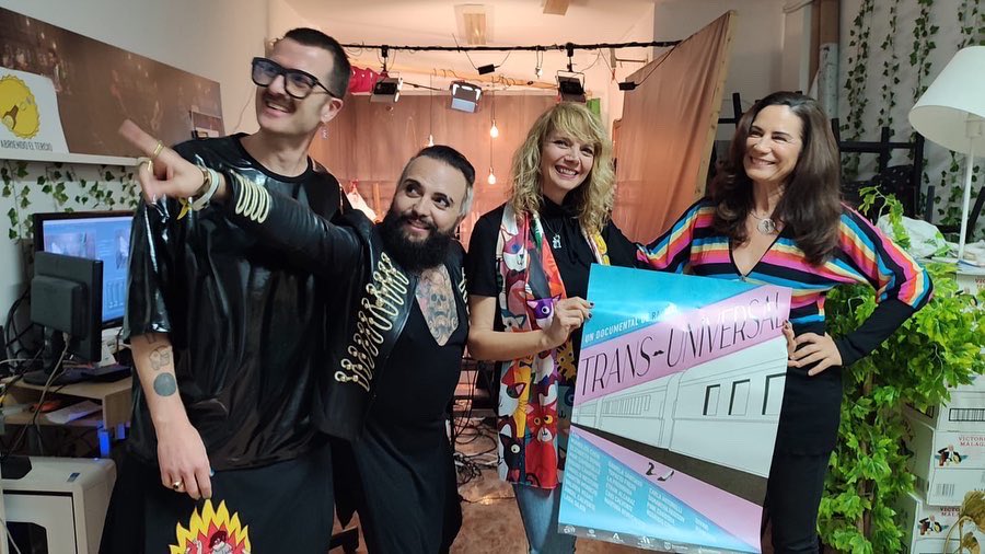 “TransUniversal” Dossier d prensa #10
<a href="/Elcuboendirecto/">El cubo en directo</a> #L@sRoper@s #10 conducido x <a href="/sandrapedraja/">sandra pedraja</a> y <a href="/vbcano/">vinnybc</a> 
¡GRACIAS CHIC@S!!!
Y además tuvimos la suerte de compartir la tarde con <a href="/SusanaTeruelb/">Susana TeruelB</a> mi hermano Do:

youtube.com/live/Z-Ne41vnM…

#TransUniversal
#TransUniversalLaPelícula