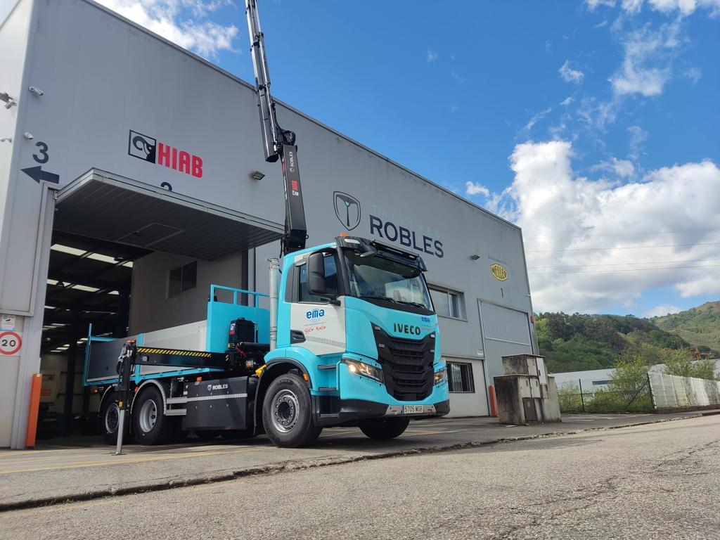 talleresrobles's tweet photo. "¡Orgullosos de instalar la potente grúa Hiab 192 E6 HiPro en el camión de Ema de Aguas! Una colaboración que mejora la eficiencia y seguridad en la gestión del recurso hídrico. 

#Talleres #Robles #Multicambio #Trail #diploris #meiller #hiab #camión #truck #grua https://t.co/oUtwaKhte5