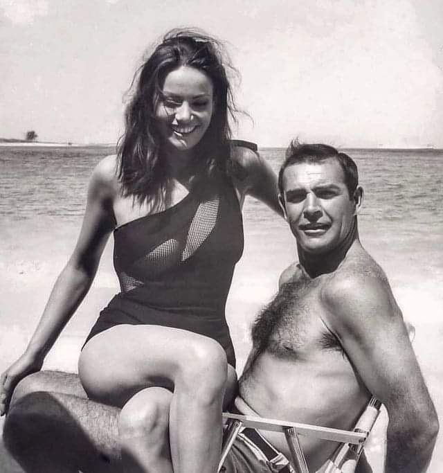 Sean Connery y Claudine Auger 

 Thunderball - (1965)