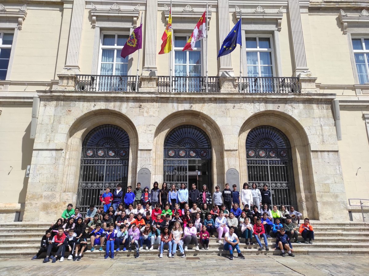 CsPalenciaCiud's tweet photo. Ayer nuestro alcalde @msimon_cs y nuestro concejal @ujrevilla estuvieron en la entrega de diplomas a los alumnos palentinos en colaboración con @palenciaabierta #FECOPA

Desde Ciudadanos seguimos concienciando a la juventud sobre la importancia de cuidar el comercio local 💪🏻 https://t.co/LBQWn6p20v