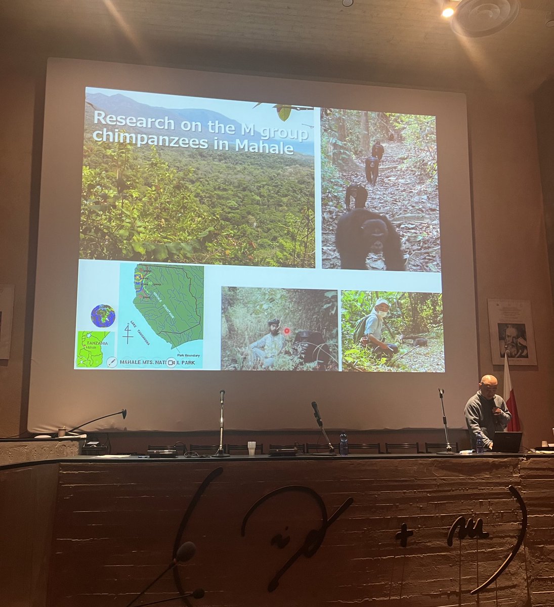 Masaki Shimada showed us how we can study social play with social network analysis SNA showing his research on Japanese macaques and chimpanzees! 
#Erice2023PLAYFULSOCIETIES