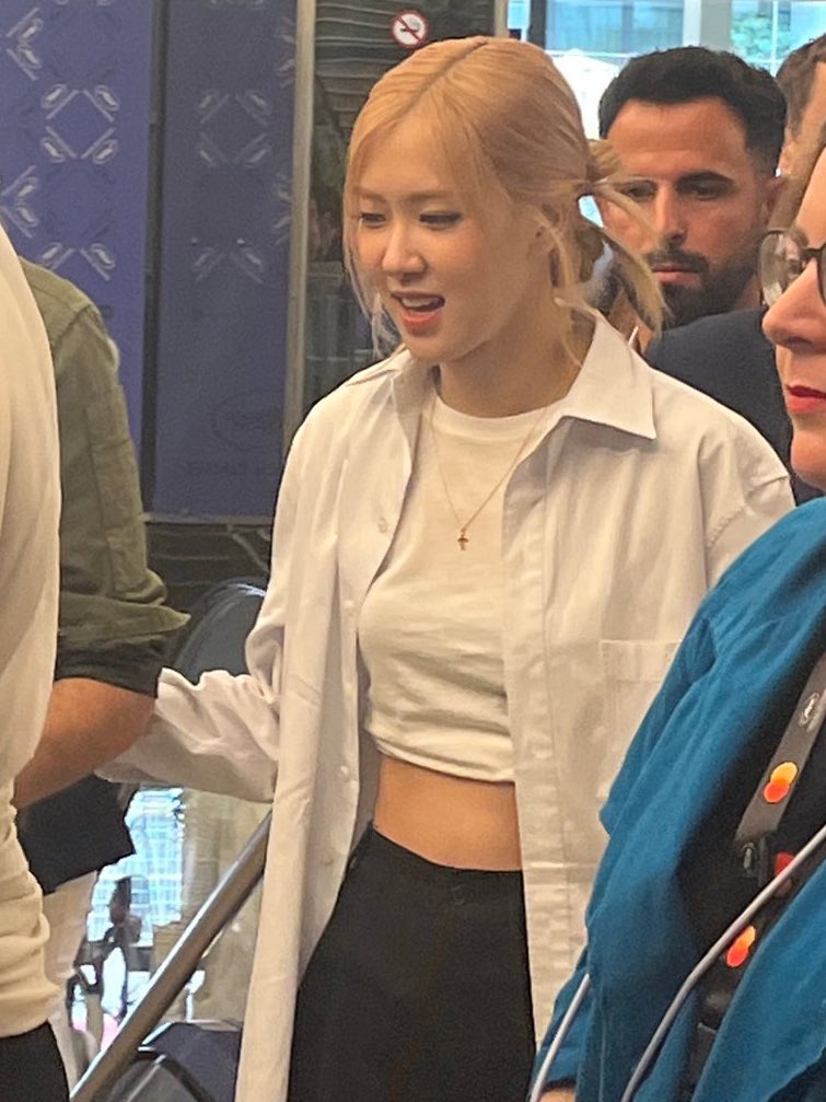 rsdolI's tweet photo. oh to look this good in casual fit 

ROSÉ AT CANNES
#ROSÉAtCannes2023 #Cannes2023 @YSL https://t.co/zuMTzIGM0K