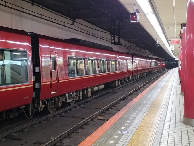 堂々八連の看板特急が行った後に二連の特急車がゴメンヤッシャとばかりにシューッと過ぎて行くの、近鉄みが過ぎるわ。