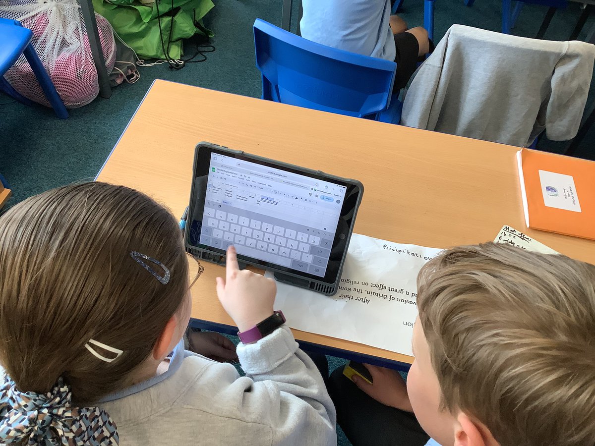 StAgnesY4's tweet image. We have been inputting weather data into our own spreadsheets this afternoon #stagnescomputing