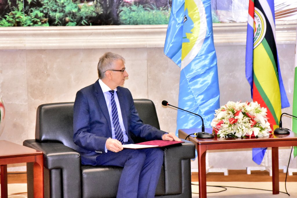 Le Président de la République <a href="/GeneralNeva/">SE Evariste Ndayishimiye</a> reçoit en audience l'Ambassadeur de la Fédération de #Russie Valéry A. MIKHAYLOV, les deux personnalités ont échangé sur le renforcement de la coopération bilatérale entre les deux pays.