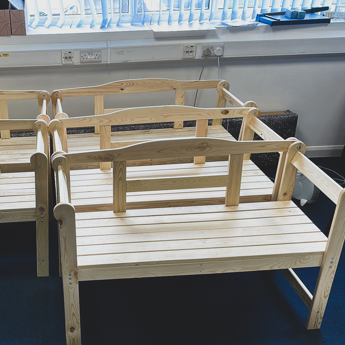 fundrecycleltd's tweet image. To make a friend you need to BE a friend! 

Our Buddy Benches are awarded every time our partner schools hit 1000kg recycled through their clothes bank or their home collections.

The kids love having them at their schools! 

#buddybenches #beafriend #makeafriend #beagoodfriend