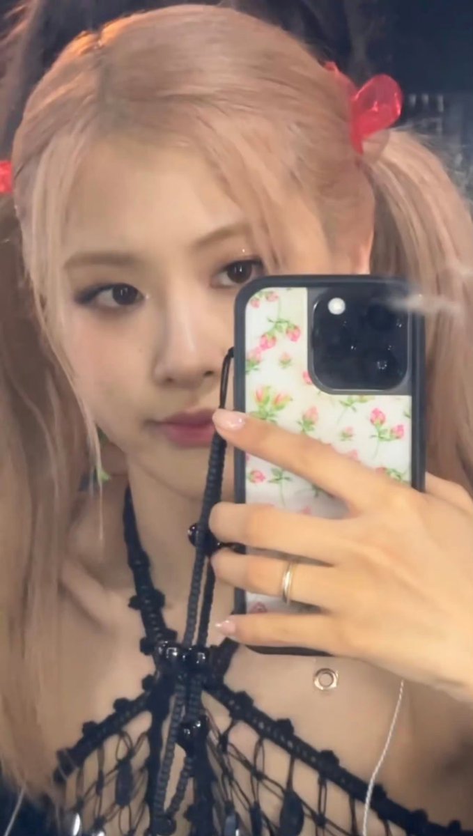 “男孩儿们想要娇艳欲滴的粉色，如玫瑰般甜美的女孩。但我还有扎人的刺，不披糖衣的伪装。他说他想要坠入爱河，却不愿接受对方的情绪。如果他觉得他能挑选我，那他就忘了，我可不是他能控制的人”                                      ——Rosé朴彩英

ROSÉ AT CANNES 
#ROSÉAtCannes2023
 #Cannes2023