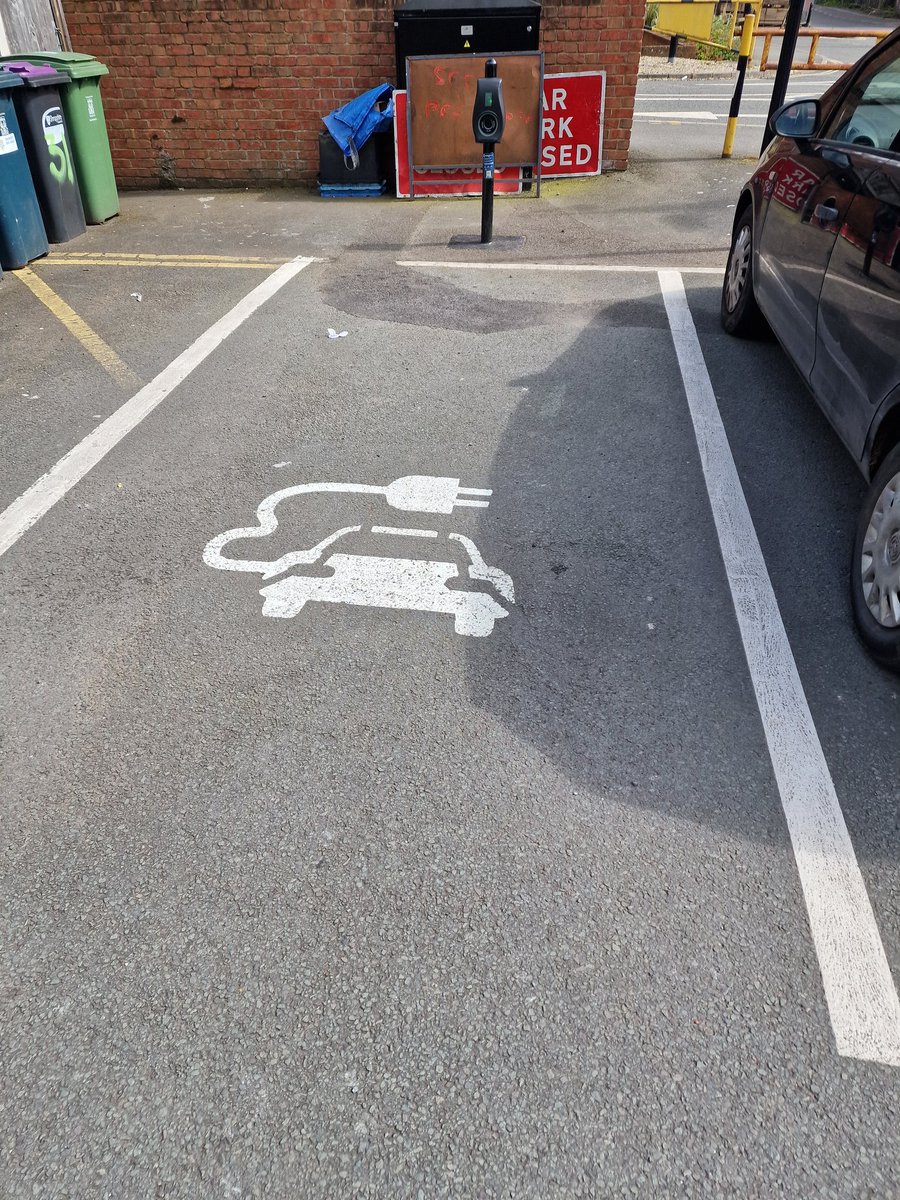 Charging on the <a href="/ConnectedKerb/">Connected Kerb</a> units at Frankwell in Shrewsbury and whilst <a href="/ShropCouncil/">Shropshire Council</a> have marked the bays with a little plug symbol there's no sign of it stopping ICE vehicles blocking them..