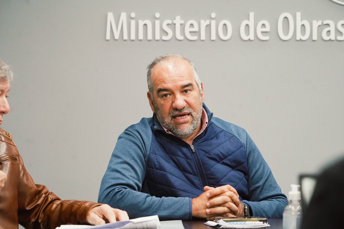 claudiopolich's tweet photo. Junto al equipo de la @municorrientes y la @dpvcorrientes, nos reunimos para dialogar sobre las intervenciones estratégicas que estamos llevando adelante en la ciudad, mejorando la calidad de vida de los vecinos y siguiendo los lineamientos del gobernador @gustavovaldesok 🦺 https://t.co/7C3UhVeF6o