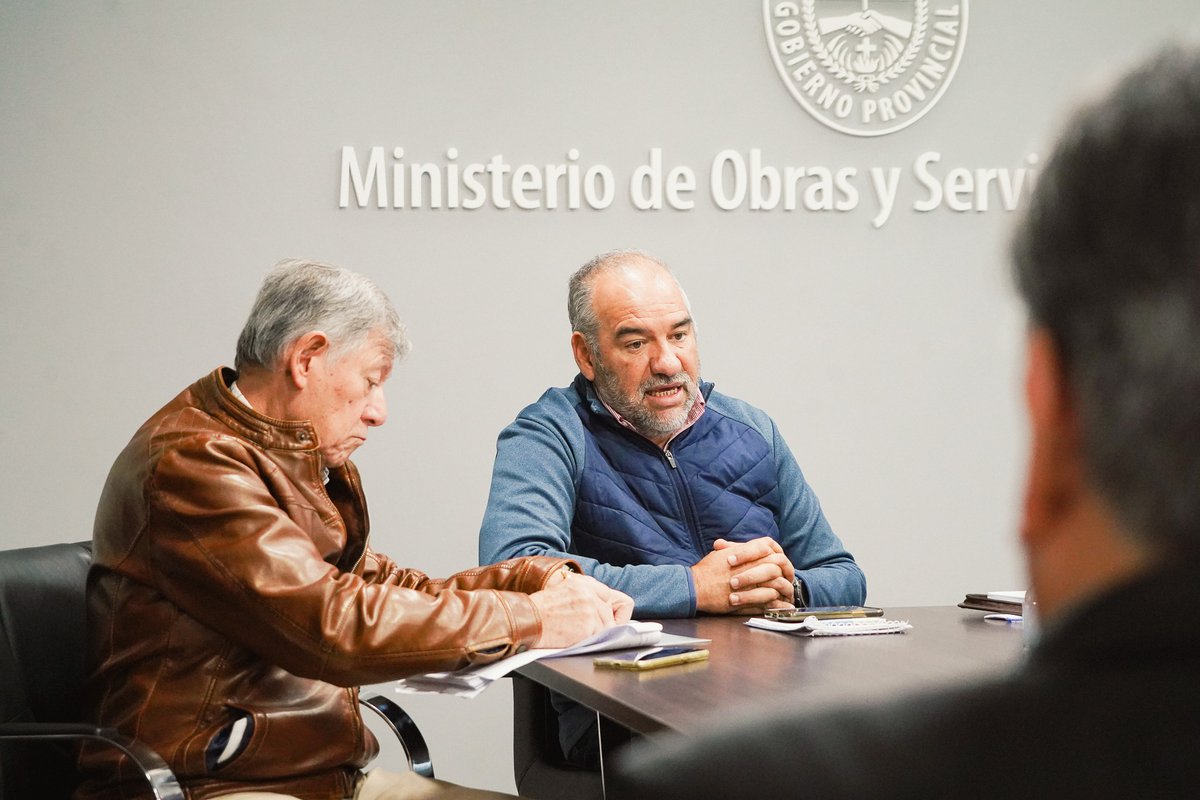 claudiopolich's tweet photo. Junto al equipo de la @municorrientes y la @dpvcorrientes, nos reunimos para dialogar sobre las intervenciones estratégicas que estamos llevando adelante en la ciudad, mejorando la calidad de vida de los vecinos y siguiendo los lineamientos del gobernador @gustavovaldesok 🦺 https://t.co/7C3UhVeF6o