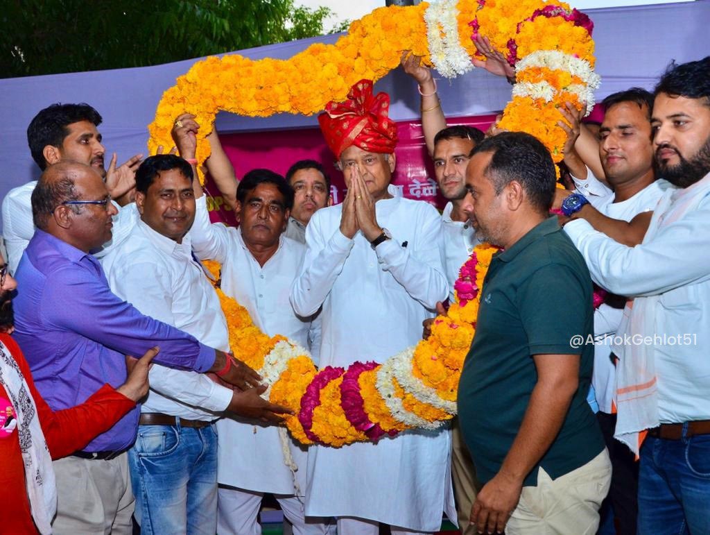 ashokgehlot51's tweet photo. उल्लास, विश्वास, प्रभास!

समाज के पथप्रदर्शक व भविष्य निर्माताओं को OPS व RGHS से मिली सुरक्षा से सम्पूर्ण समाज लाभान्वित हो रहा है।

तृतीय श्रेणी शिक्षकों का यह सद्भाव बयां कर रहा है कि राजस्थान मति व गति से बढ़ रहा है। https://t.co/Kluf5YW6JZ