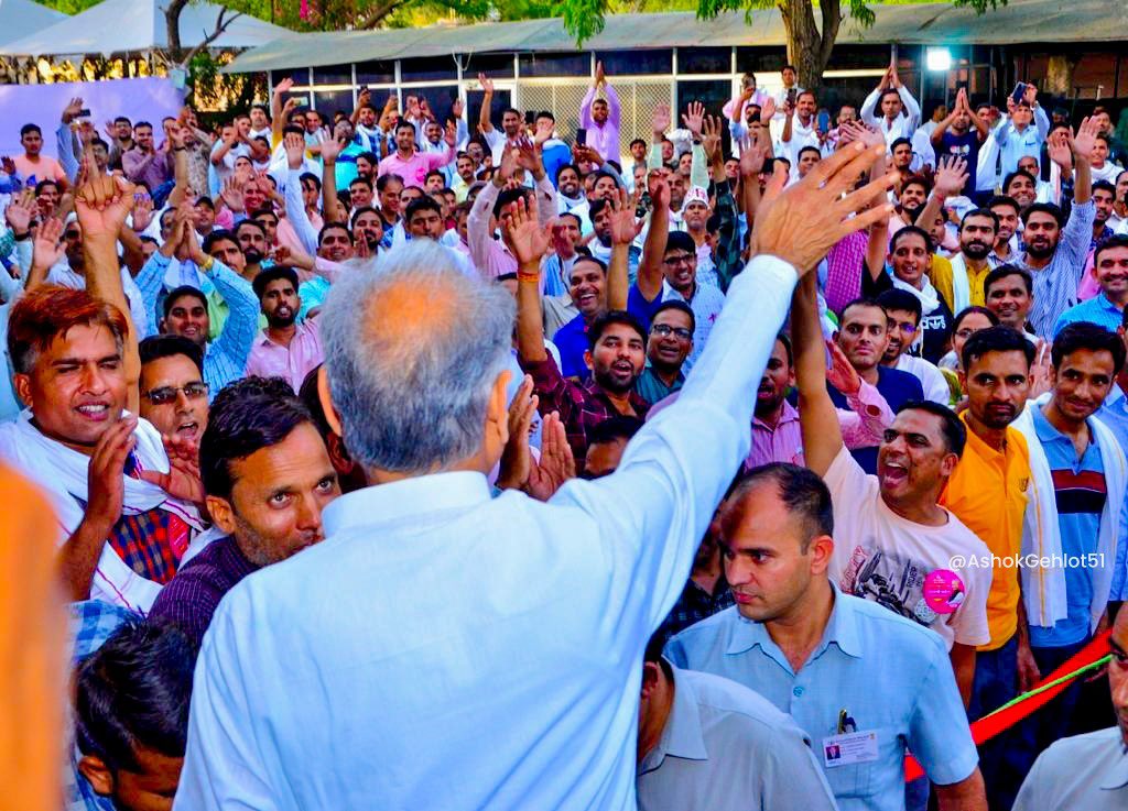 ashokgehlot51's tweet photo. उल्लास, विश्वास, प्रभास!

समाज के पथप्रदर्शक व भविष्य निर्माताओं को OPS व RGHS से मिली सुरक्षा से सम्पूर्ण समाज लाभान्वित हो रहा है।

तृतीय श्रेणी शिक्षकों का यह सद्भाव बयां कर रहा है कि राजस्थान मति व गति से बढ़ रहा है। https://t.co/Kluf5YW6JZ