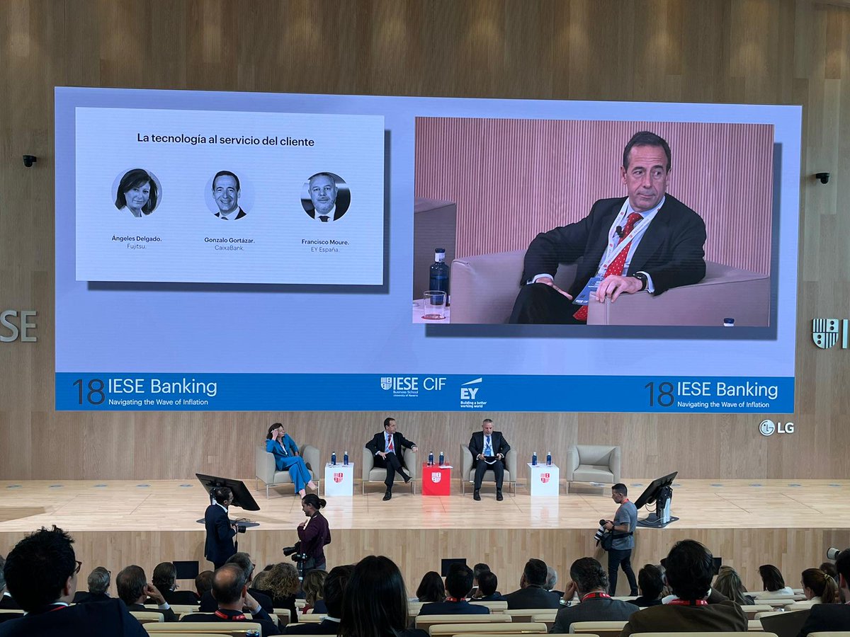 MartinezGistau's tweet photo. Gortázar destaca la vocación de banca universal de @CaixaBank con una amplia red de oficinas en más de 2.200 municipios, complementada con las mejores herramientas digitales y una estrategia de segmentación por clientes para ofrecer un trato personalizado #IESEBanking https://t.co/78uiN1qzgC