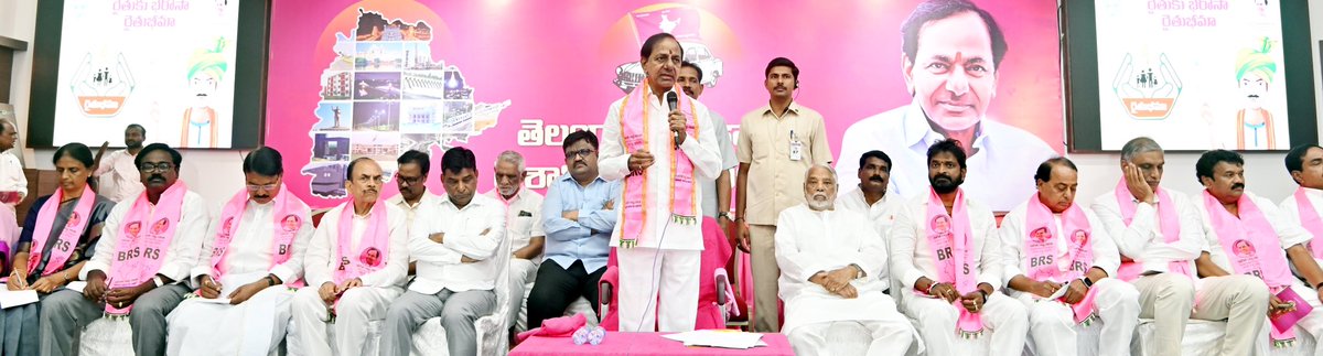 BRSparty's tweet photo. తెలంగాణ భవన్‌లో బీఆర్ఎస్ పార్టీ అధినేత, ముఖ్యమంత్రి కే చంద్రశేఖర్‌ రావు గారి అధ్యక్షతన జరిగిన భారత రాష్ట్ర సమితి (బీఆర్‌ఎస్‌) పార్లమెంటరీ, లెజిస్లేటివ్‌ పార్టీ మరియు రాష్ట్ర కార్యవర్గ సమావేశం. ఈ సమావేశానికి బీఆర్‌ఎస్‌ పార్టీకి చెందిన ఎంపీలు, ఎమ్మెల్యేలు, ఎమ్మెల్సీలు, పార్టీ రాష్ట్ర కార్యవర్గ సభ్యులు, జడ్పీ ఛైర్మన్‌లు, డీసీసీబీ, డీసీఎంఎస్ ఛైర్మన్‌లు, వివిధ కార్పోరేషన్‌ల ఛైర్మన్‌లు హాజరయ్యారు.

‘వజ్రతునక తెలంగాణ. స్వరాష్ట్రం సాధించుకొని అద్భుతంగా ముందుకు సాగుతున్నాం. ఈ సందర్భంలో జూన్ 2 నుంచి 21 రోజులపాటు దశాబ్ది ఉత్సవాలను నిర్వహించుకుందాం’ అని ముఖ్యమంత్రి కేసీఆర్ అన్నారు. దశాబ్ది ఉత్సవాలను దేదీప్యమానంగా నిర్వహించాలని పిలుపునిచ్చారు. ఎట్లున్న తెలంగాణ ఎట్లయింది? అన్న విషయాన్ని ప్రజలకు కండ్లకు కట్టినట్టు వివరించాల్సిన బాధ్యత అందరిమీదా ఉన్నదని సీఎం తెలిపారు. దశాబ్ది ఉత్సవాల నిర్వహణలో ఎమ్మెల్యేలు, ఎంపీలు, జడ్పీ చైర్మన్లు ఇలా అన్నిస్థాయిల ప్రజాప్రతినిధులు, పార్టీ ప్రతినిధులు పండుగ వాతావరణంలో నిర్వహించాలని ఆయన దిశానిర్దేశం చేశారు... https://t.co/WFrCVqKoup