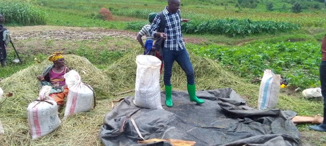 Abakozi ba <a href="/SONARWA/">SONARWA GENERAL INSURANCE</a> basuye abahinzi b' umuceri bo mu murenge wa <a href="/kazosec/">Kazo Sector</a> bibumbiye muri Koperative COARIKA bafashe ubwishingizi bakaba barahuye n' umwuzure