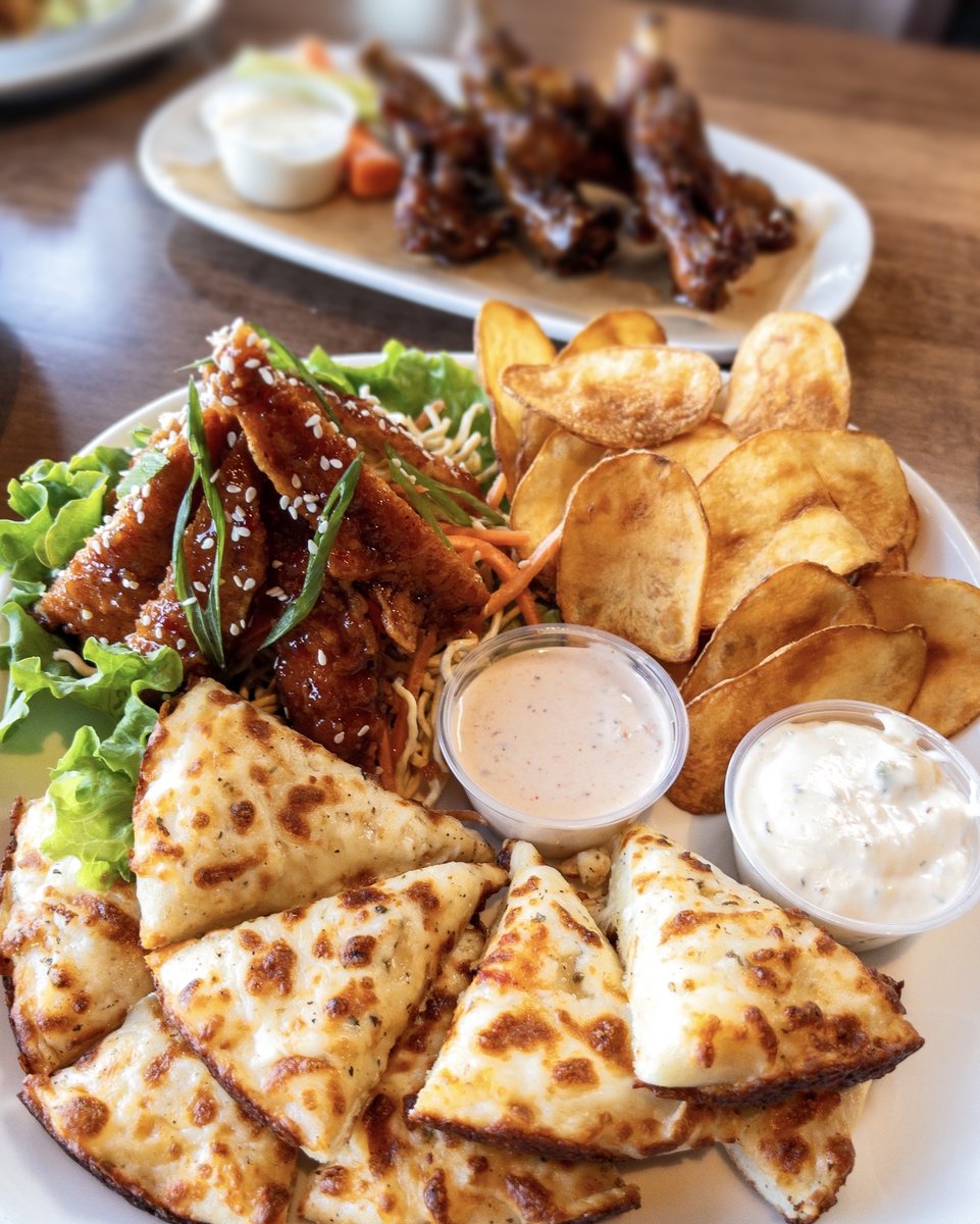 BostonPizzaWPG's tweet photo. The perfect trio!
Our Triple Play platter comes with Cactus Cut Potatoes, Bandera Bread & Thai Bites! 😍
#bplocal #bostonpizza #tripleplay #appetizer #cactuscuts https://t.co/odxDQkiBU2