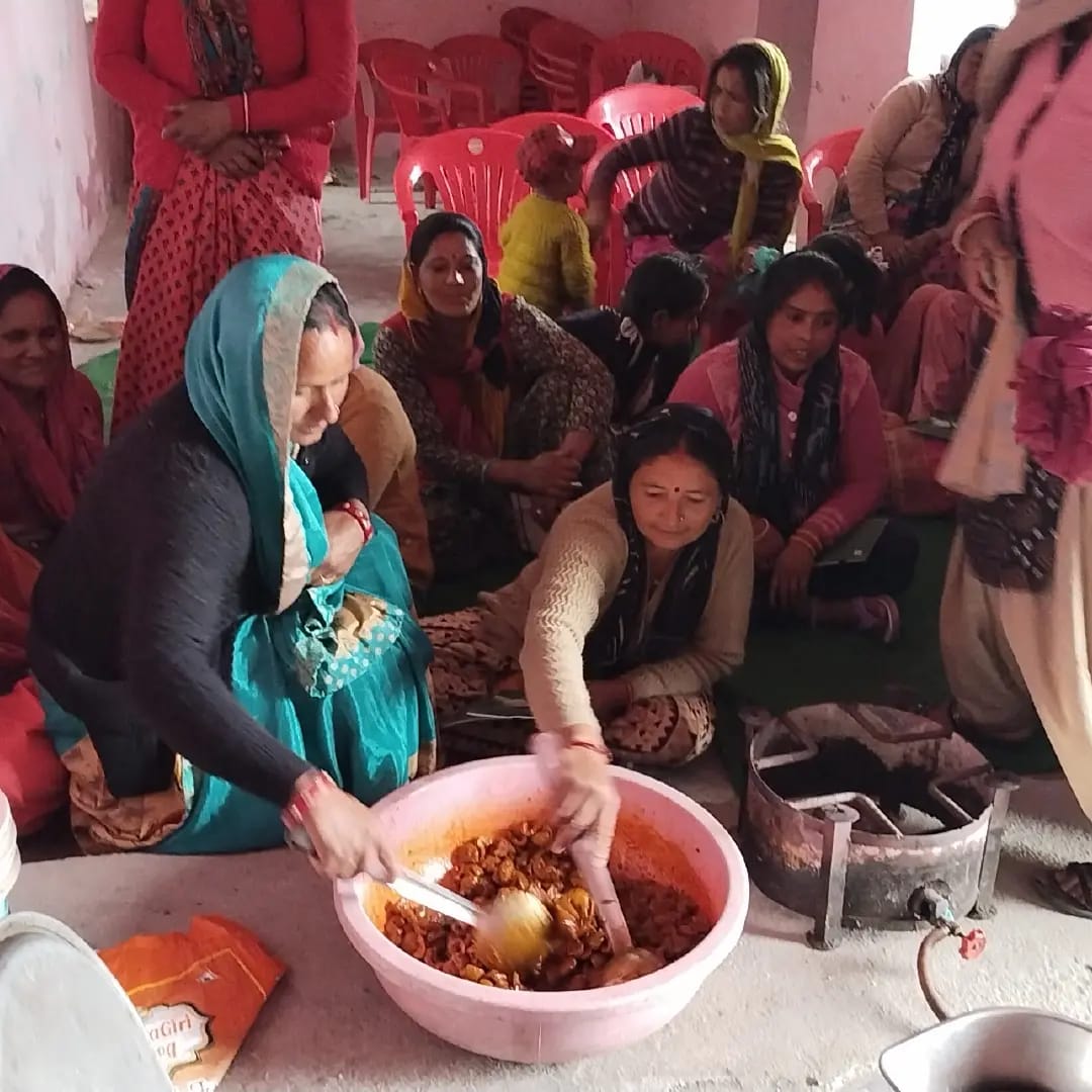 ReapDasholi's tweet photo. Today, on 17/05/2023, 3 day's #Timla,#Liguda #pickle_making training was started for #self-help groups in Gram Panchayat #Kujon Makot of #Dasholi block. The program was #inaugurated by District Development Officer / District Mission Manager Chamoli. @basava_ias @nitikakh22 https://t.co/DBjbrQ87Et