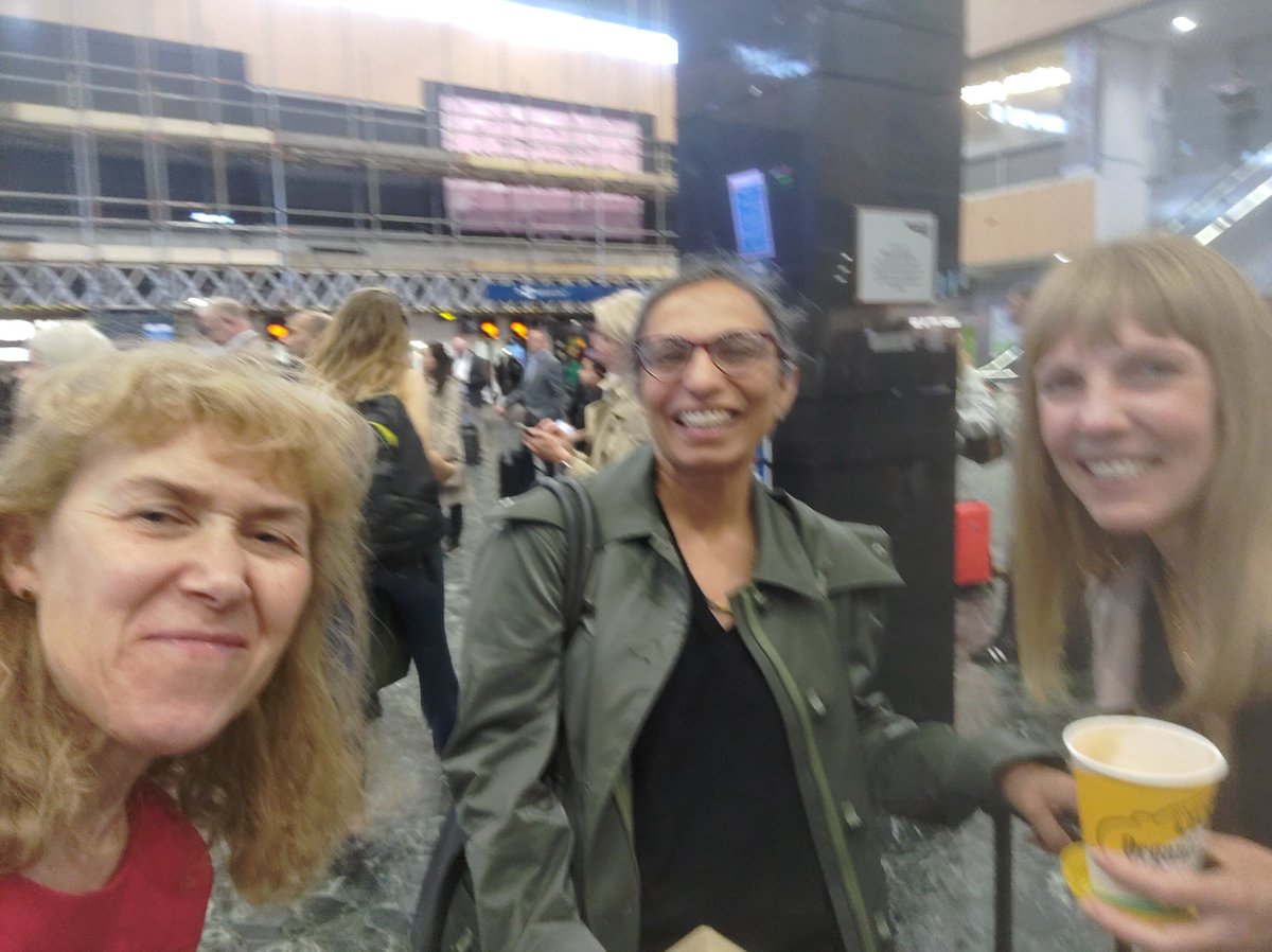 Who says London's big?
I spontaneously bumped into @JKDhesi and Dr Jude Partridge. They're going to #BGSconf @GeriSoc in Edinburgh. I'm going to #Anaesthesia2023 @RCoANews in Birmingham. @POPS_GSTT