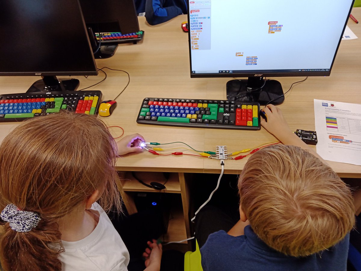 MrsJeffriesSGC's tweet photo. Ask how our cookies sparkled. @MrGSGC #SGCComputing https://t.co/13edtW9Va0