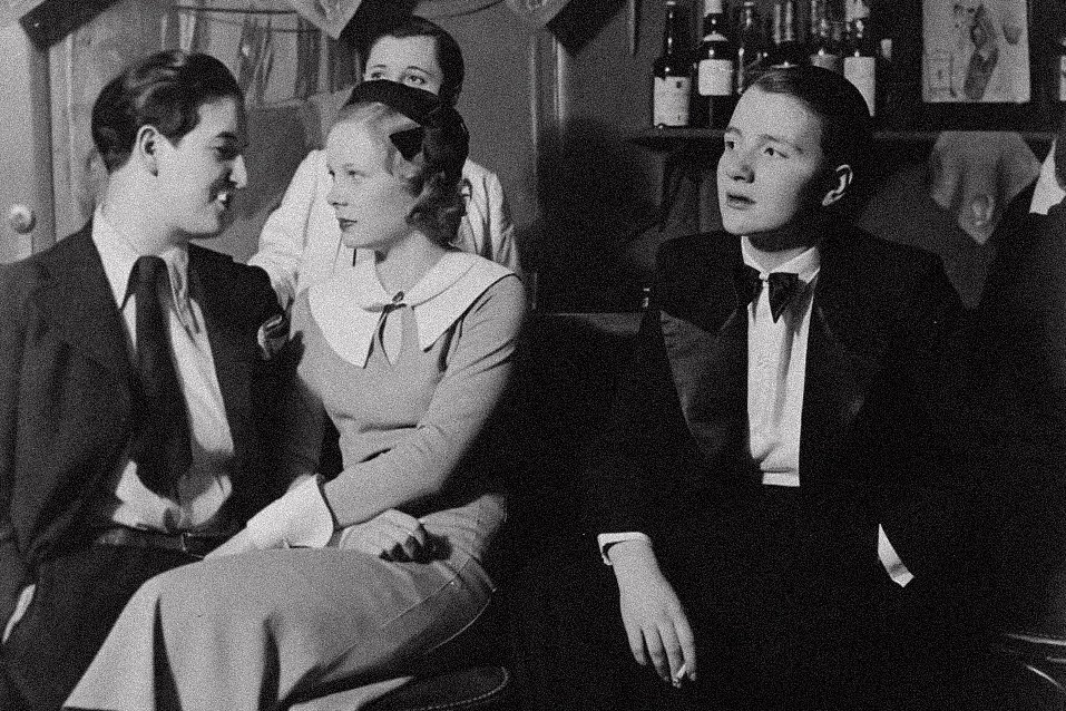 bruja_lesbiana's tweet photo. "Le Monocle", um icônico clube lésbico fundado em Paris em 1920.

O nome do local derivava do uso de monóculos como um código entre as lésbicas.  Foi um importante espaço de resistência que acabou fechando nos anos 40, devido à perseguição aos homossexuais pelo n#zismo. https://t.co/aTzVtEaVon