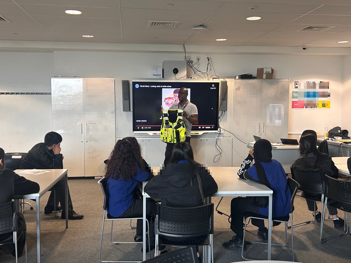 This afternoon #OpSceptre classroom session @BrumPartnership with @AUEA_UTC demonstrating to the students the importance of police PPE in our fight against knife crime.