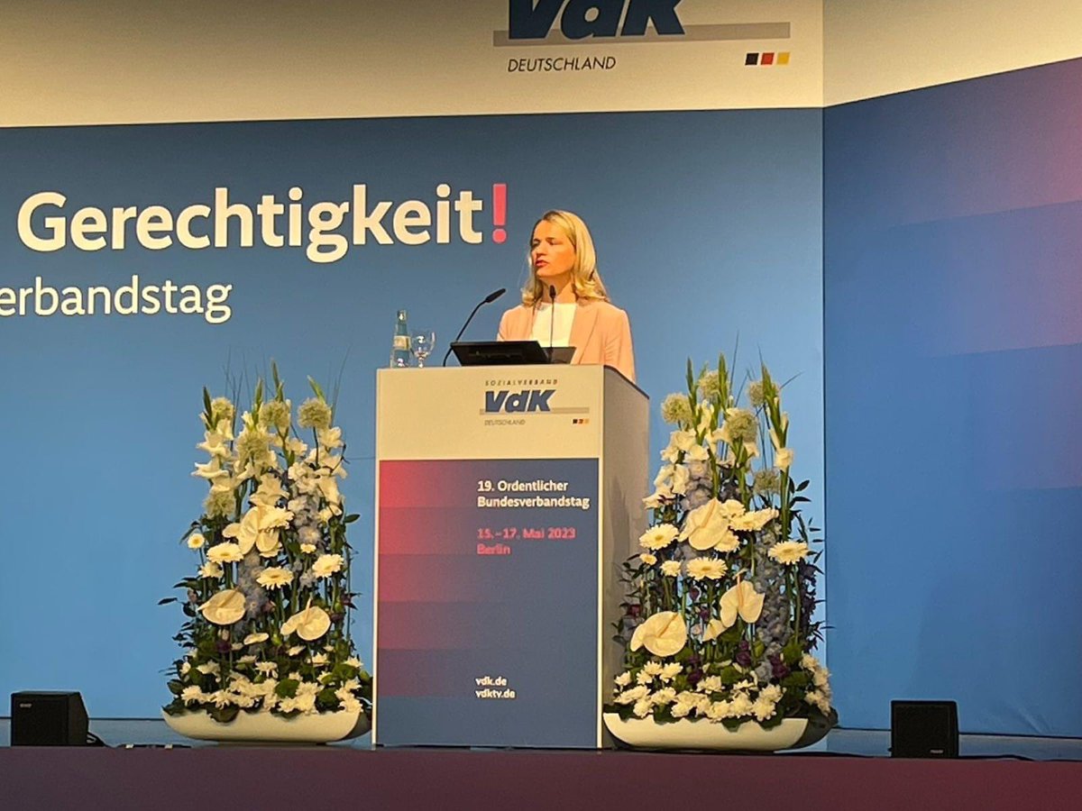 Janine_Wissler's tweet photo. Heute sprach ich ein Grußwort auf dem VdK-Bundesverbandstag: „WIR für soziale Gerechtigkeit“. Der @VdK_Deutschland leistet wichtige Arbeit bei Pflege, Inklusion und Armutsbekämpfung und ich gratuliere @VerenaBentele herzlich zur Wiederwahl als Präsidentin.
#VdK #VdKBVT23 https://t.co/5hgU0pIbVP