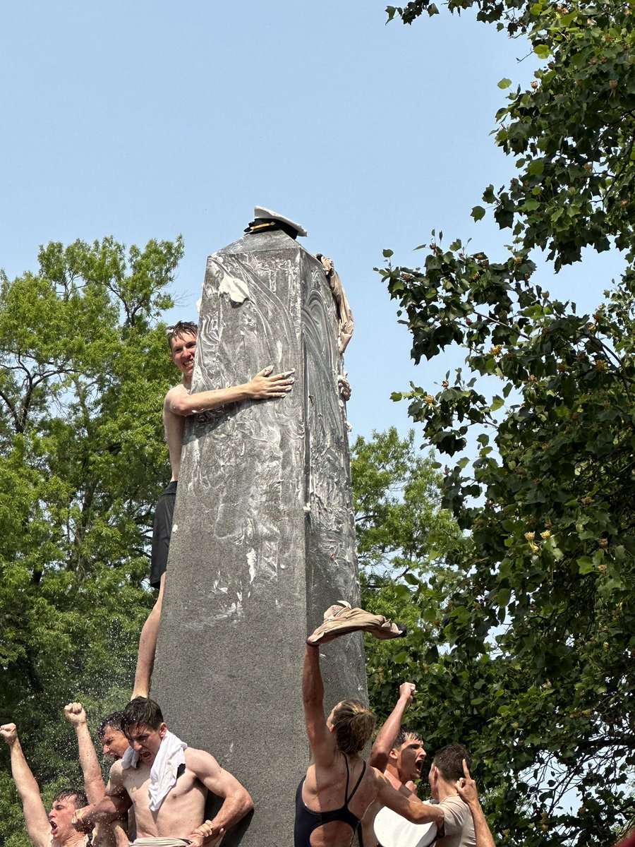 NavalAcademy's tweet photo. Plebes no more!

#USNAClassof2026 finished their #HerndonClimb in 2 hours, 31 minutes and 51 seconds!

MIDN 4/C Chris Paris of 28th Company from Louisville, Kentucky capped the monument.

#GoNavy https://t.co/XIfTdDvNyY