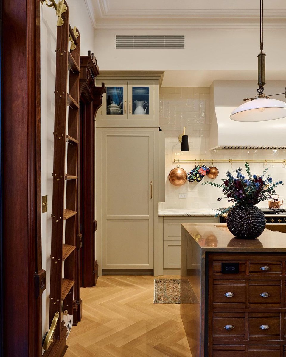 AmericanHardwds's tweet image. The kitchen design of your dreams is possible with #RealAmericanHardwood. Dream big!

Design and photo by @deVOLKitchens 

#devol #devolkitchens #AmericanHardwoods #kitchens #kitchendesign #wood #cabinetry #cabinets #kitchencabinets #kitchencabinetry #interiordesign #designtrends