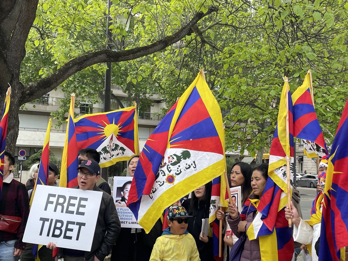 tenam's tweet image. Les tibétains à Paris marquent le 28eme anniversaire de l’enlèvement du #PanchenLama par le gouvernement chinois 

༧པཎ་ཆེན་ཆུང་སྲིད་དགེ་འདུན་ཆོས་ཀྱི་ཉི་མ་མཆོག་རྒྱ་གཞུང་གིས་འཇུ་བཟུང་བཙན་ཁྲིད་བྱས་རྗེས་བཙན་དབང་འོག་གར་སོང་ཆ་མེད་དུ་གྱུར་ནས་མི་ལོ་ ༢༨ འཁོར་བ།