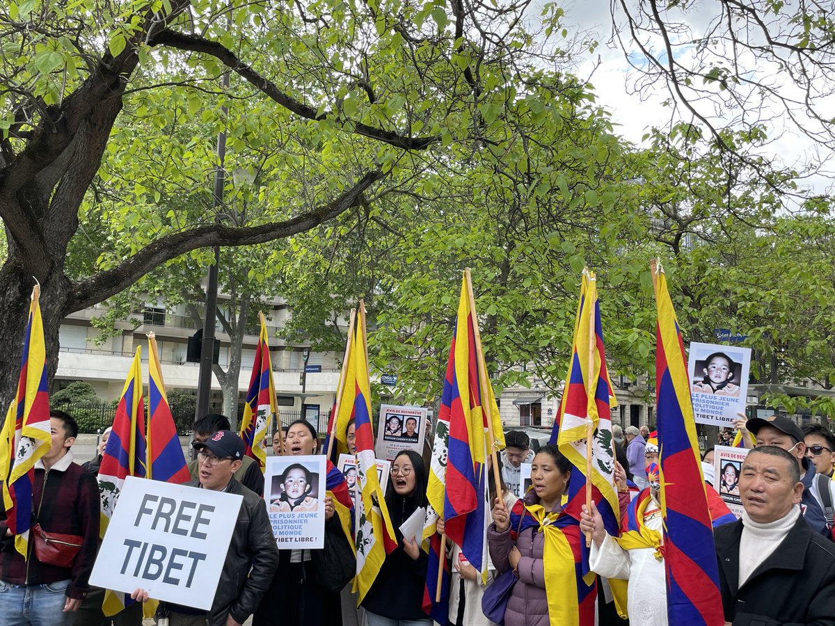 Les tibétains à Paris marquent le 28eme anniversaire de l’enlèvement du #PanchenLama par le gouvernement chinois 

༧པཎ་ཆེན་ཆུང་སྲིད་དགེ་འདུན་ཆོས་ཀྱི་ཉི་མ་མཆོག་རྒྱ་གཞུང་གིས་འཇུ་བཟུང་བཙན་ཁྲིད་བྱས་རྗེས་བཙན་དབང་འོག་གར་སོང་ཆ་མེད་དུ་གྱུར་ནས་མི་ལོ་ ༢༨ འཁོར་བ།