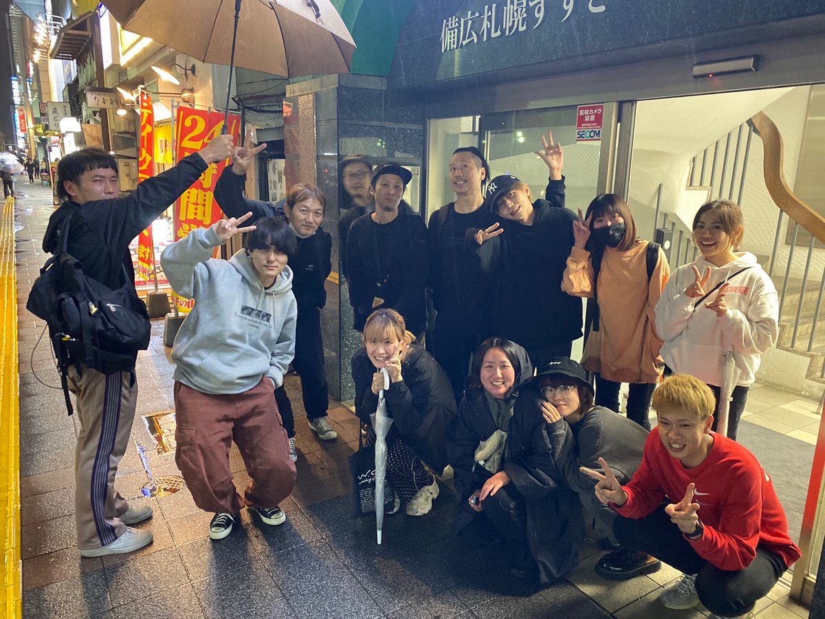 mutsumuro's tweet photo. 『ヤバすぎるツアー』無事完走しました！来てくれた皆、マジでありがとう。全箇所最高でした。

3年ぶりの声出しありのツアー、チームで回れて本当によかった。

帰りの車でうき君が「もう次のツアーしたい」って言ってた。俺もそう思うから既に新曲を書き始めてる。一番いい夜はまだ来てないぜ。 https://t.co/Ub2McxNDkE