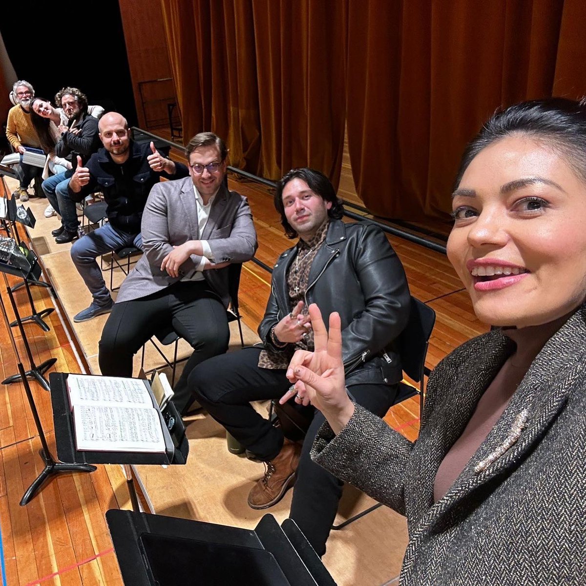 ailynperezsop's tweet photo. Enjoy a few behind the scenes photos from our rehearsal process a few weeks ago! Putting a show together is just as exciting (in its own way) as performing it.
#ailynperez #halfwaypoint #laboheme #operadeparis #instaopera #operalovers #puccini #pucciniopera #bts #behindthescenes https://t.co/BmXmbaBIf9