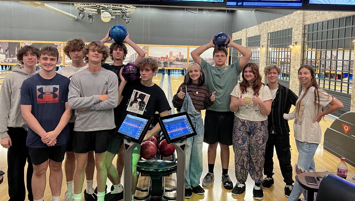VoelzJames's tweet photo. The @NPHSClassCup celebration @PinheadsFishers is a blast!! Thank you Seniors for being so awesome!! The most giving, spirited, enthusiastic!! @SouthernHancock @llantrip @BurkNPHS @HallHistoryNPHS @NP_AEast @hmeredith77 @arenicknphs @MitchanerNPHS #WeAreDragons #classcup https://t.co/23UAGtakOw
