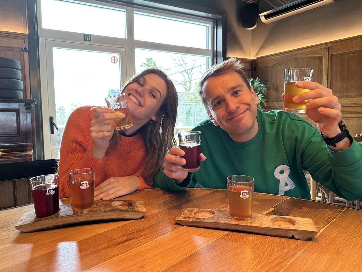 Laura Govaerts en radiopresentator Sam De Bruyn brengen een sportief weekend door in en om Brussel. Ze fietsen de Land van Teirlinck &amp; De Boeckroute, waarbij ze halthouden in het Bierhuis van geuzestekerij Oud Beersel. Zaterdag om 18.40u <a href="/vrt1be/">VRT 1</a> in #VlaanderenVakantieland.📷 ©VRT