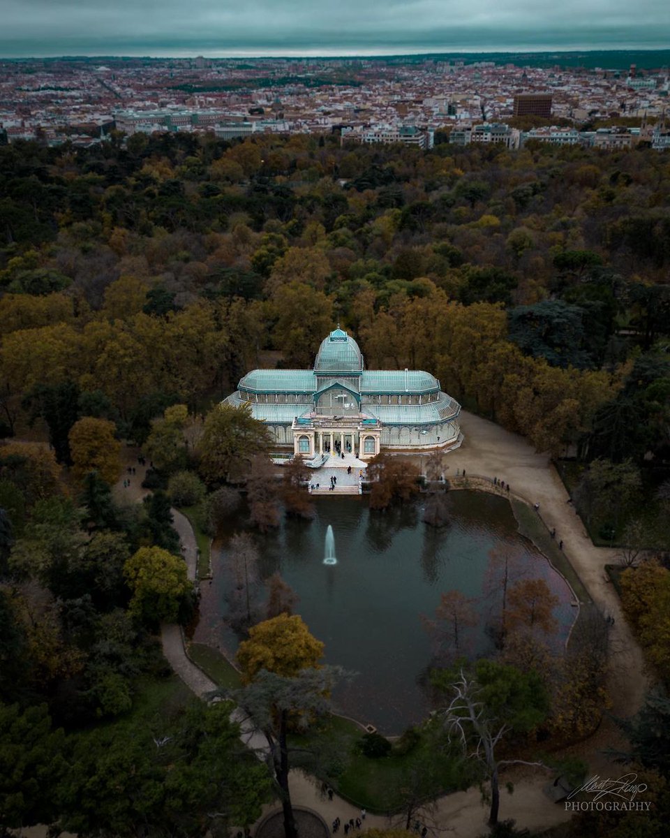gatopormadrid's tweet photo. Cada vez que entro en el Parque del Retiro me invade una maravillosa sensación que me aleja del estrés diario y de una ciudad tan frenética como Madrid. 

El rincón que más me gusta del parque es el Palacio de Cristal. 

¿Cuál es el tuyo?

📷 @moritzusp_uav https://t.co/MRTCSxyFJL